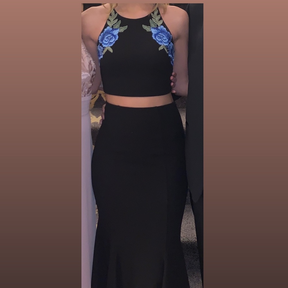 B. Darlin. Size 3/4. Black with blue roses